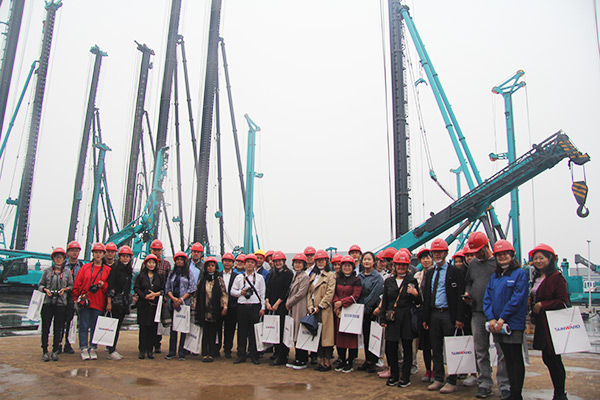 开启工程机械之都体验之旅,中外媒体观摩团到访山河智能