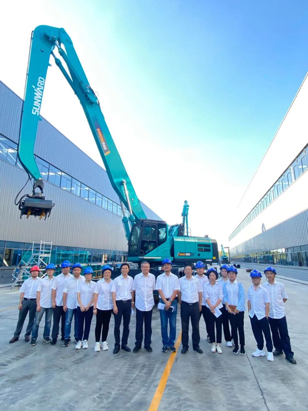 作业幅度达18米，山河智能首台轮式抓料机成功下线