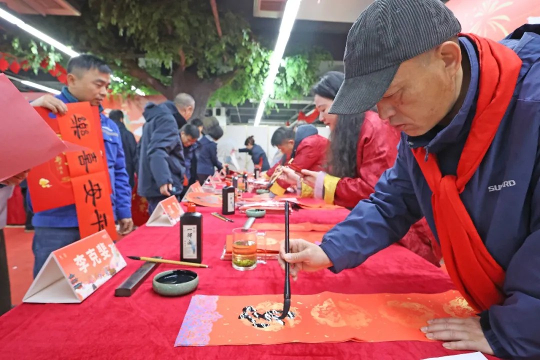 笔墨迎春，祝福暖心！在山河智能“囤”年味、送温暖、迎新春